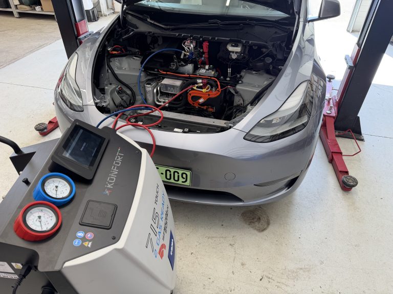Tesla klíma- és hőszivattyú-szerviz a HelpTesla műhelyében